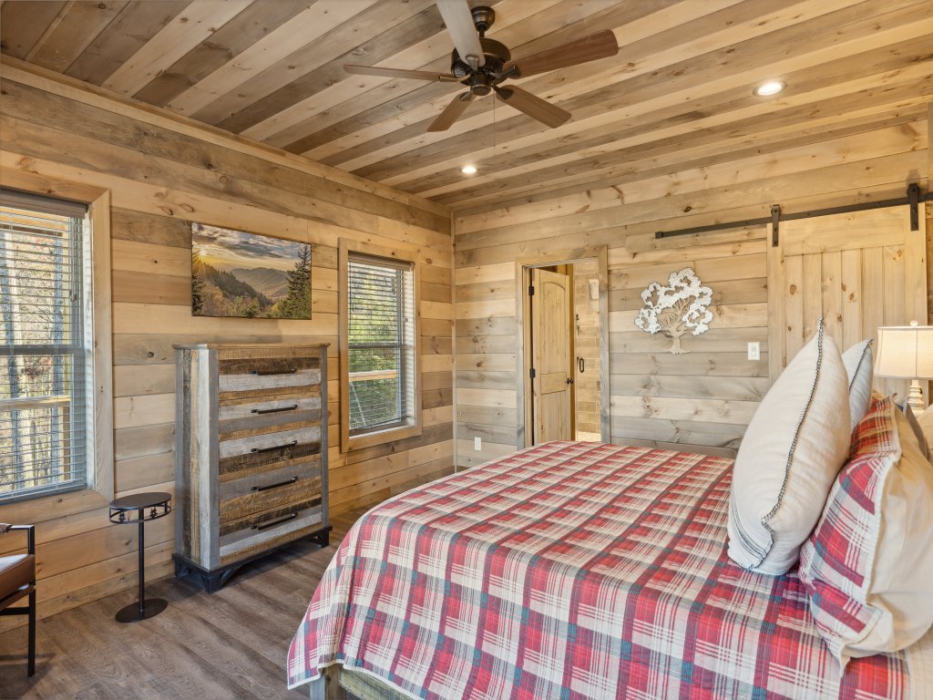 Treehouse Lodge Vacation Rental in Sevierville - RedAwning