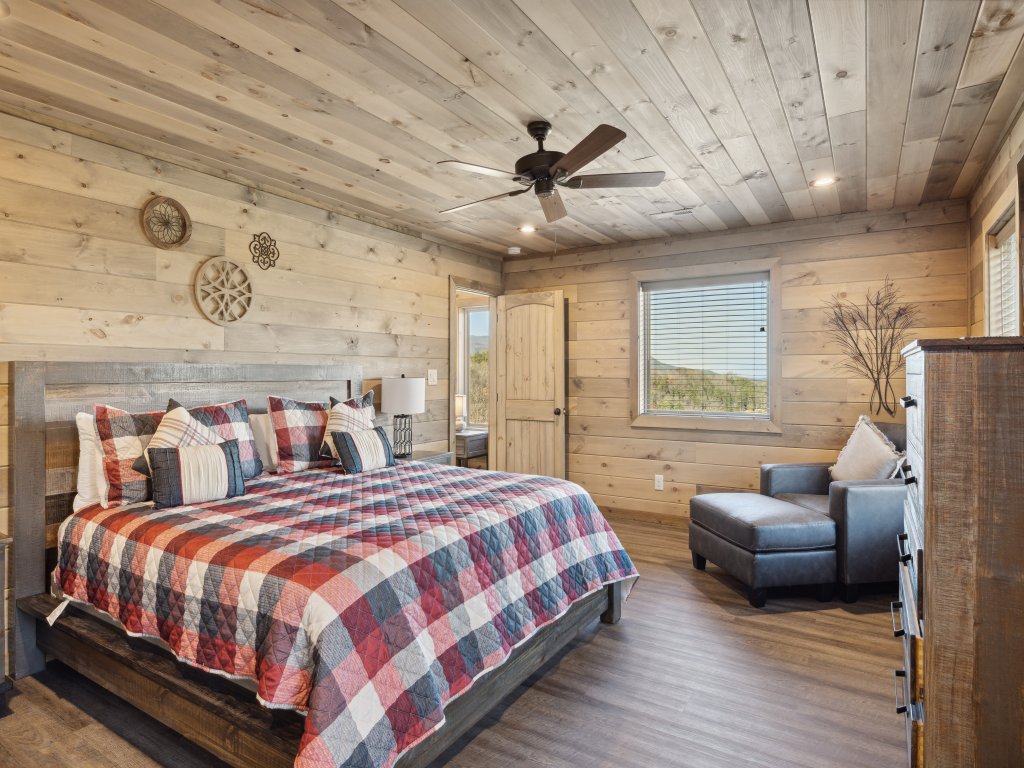 Treehouse Lodge Vacation Rental in Sevierville - RedAwning