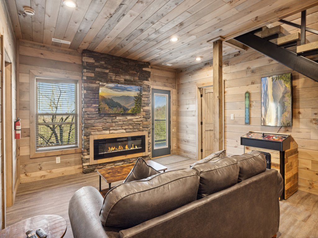 Treehouse Lodge Vacation Rental in Sevierville - RedAwning