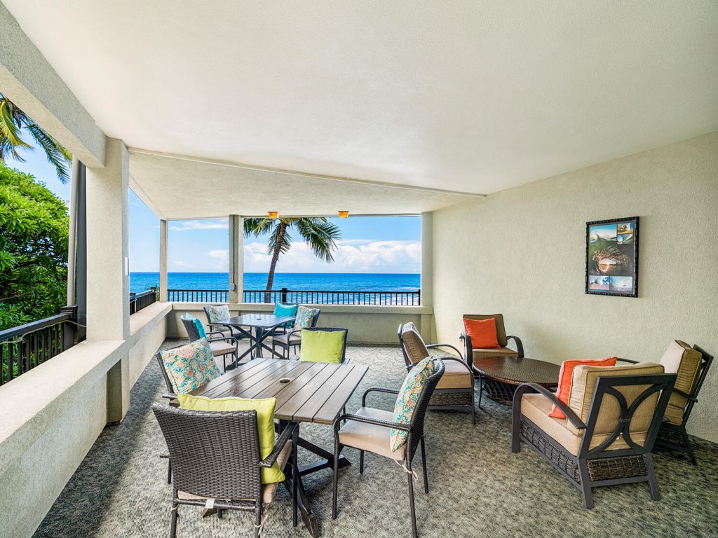 Banyan Tree 301B Vacation Rental in Kailua Kona - RedAwning