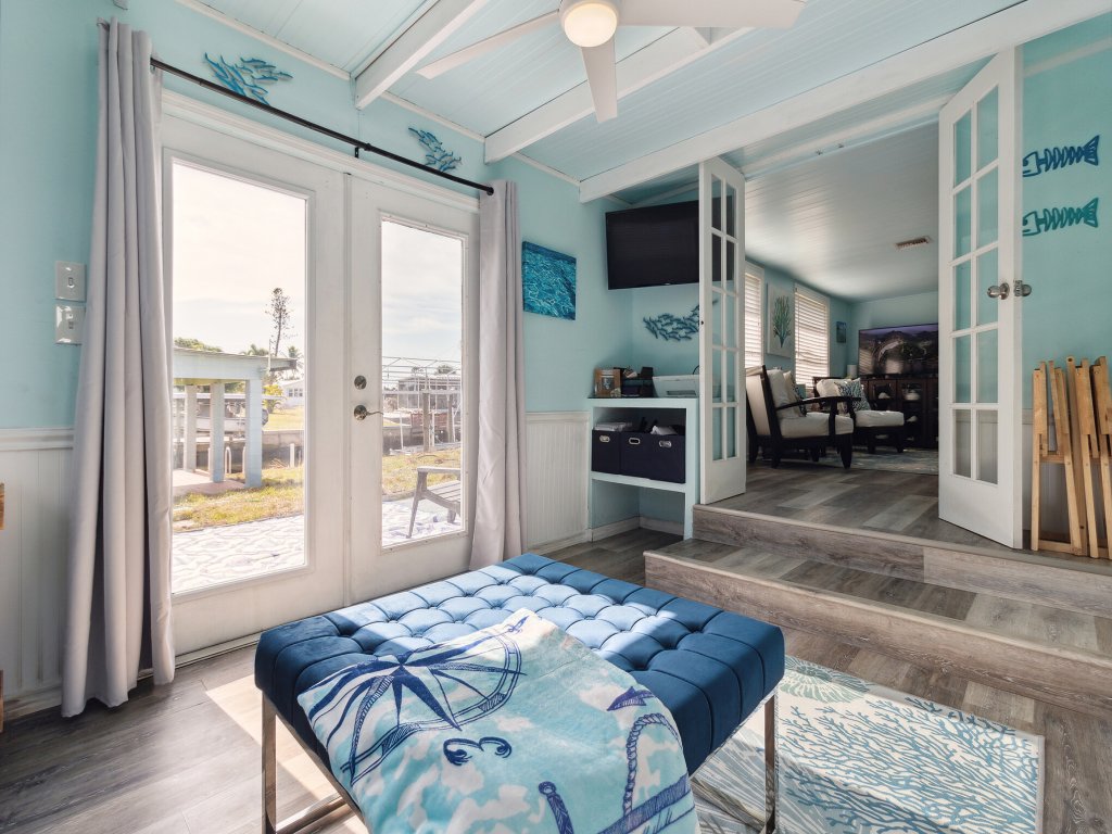 Flamingo Bay Cottage Vacation Rental in Florida - RedAwning
