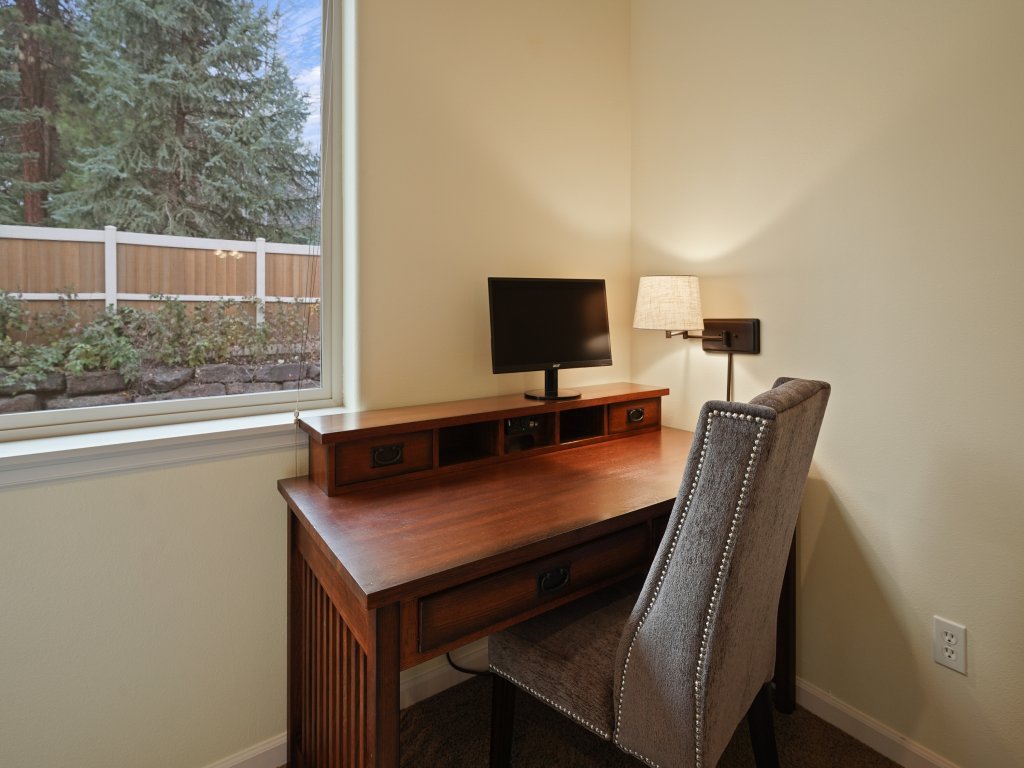 Sunny Days 30 Day Minimum Vacation Rental in Bend - RedAwning