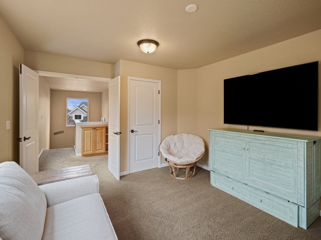 Sunny Days 30 Day Minimum Vacation Rental in Bend - RedAwning