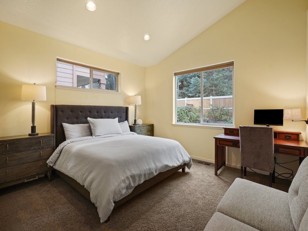 Sunny Days 30 Day Minimum Vacation Rental in Bend - RedAwning