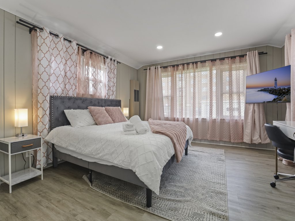 Contemporary Retreat in the Heart of Des Plaines Vacation Rental in Illinois - RedAwning