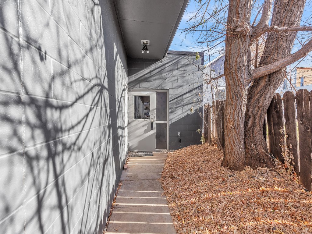 Charming 2 Story Retreat Downtown Vacation Rental in US - RedAwning