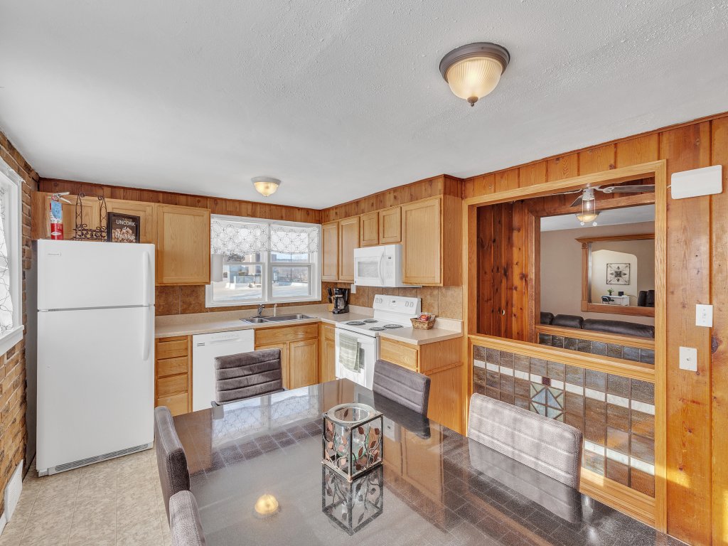Charming 2 Story Retreat Downtown Vacation Rental in US - RedAwning