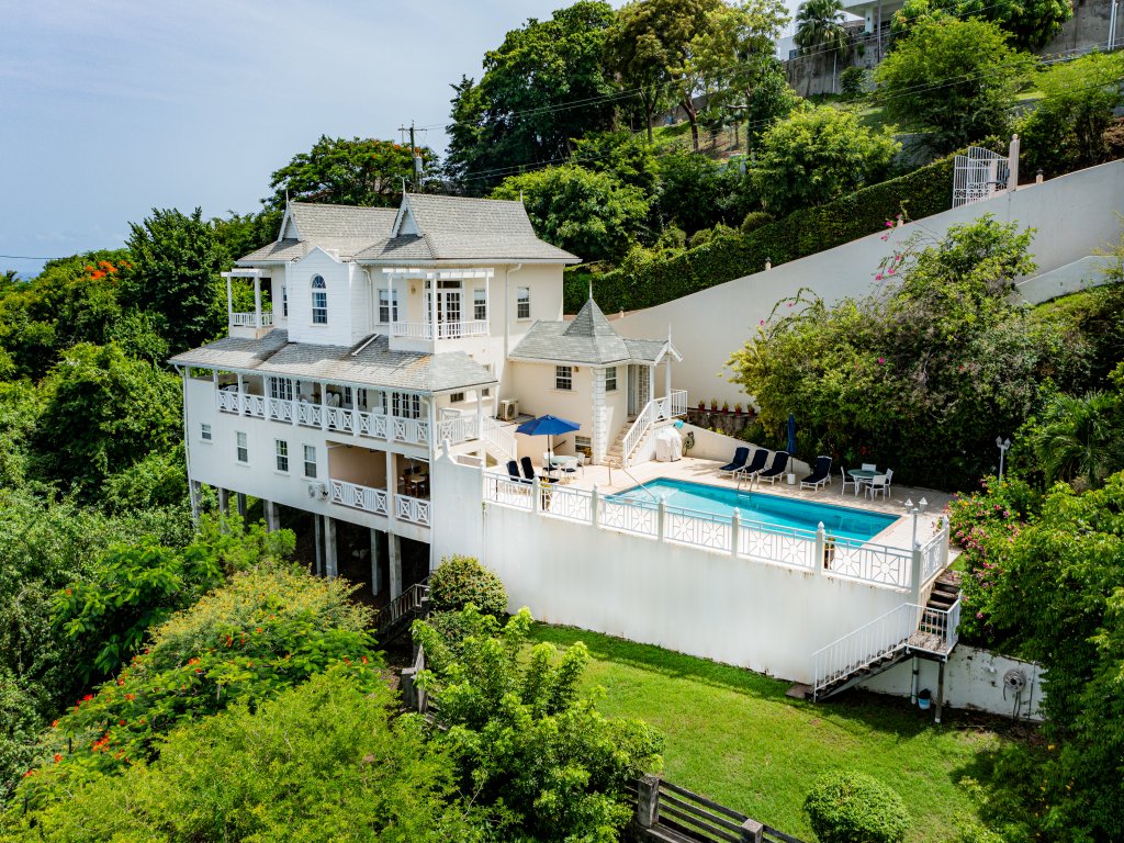 Brise De Mer (1 - 2 bedroom rate) Vacation Rental - RedAwning