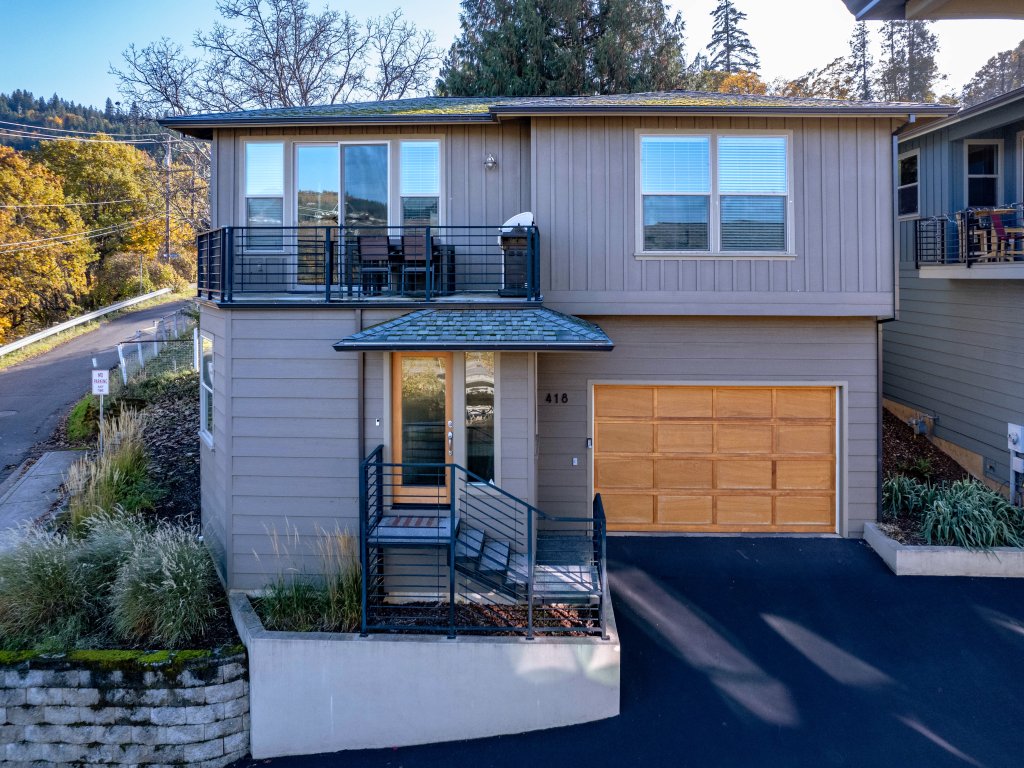 Bluff View 30 Day Vacation Rental in Hood River - RedAwning