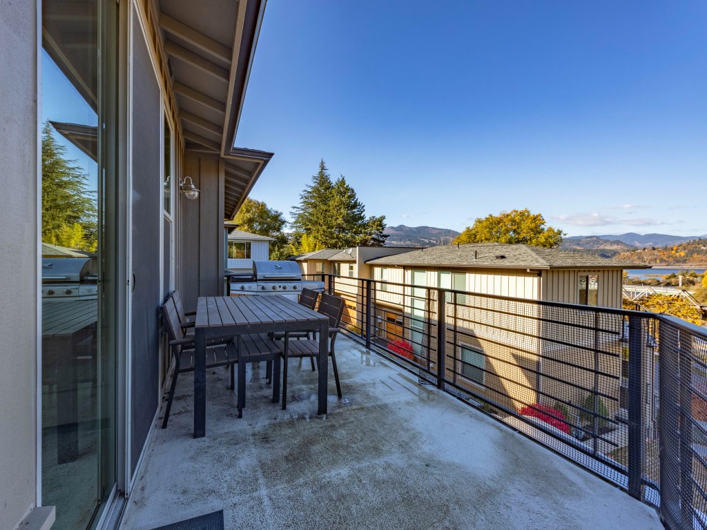 Bluff View 30 Day Vacation Rental in Hood River - RedAwning