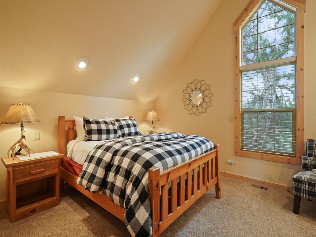 Deer Park Cabin Vacation Rental in Redmond - RedAwning