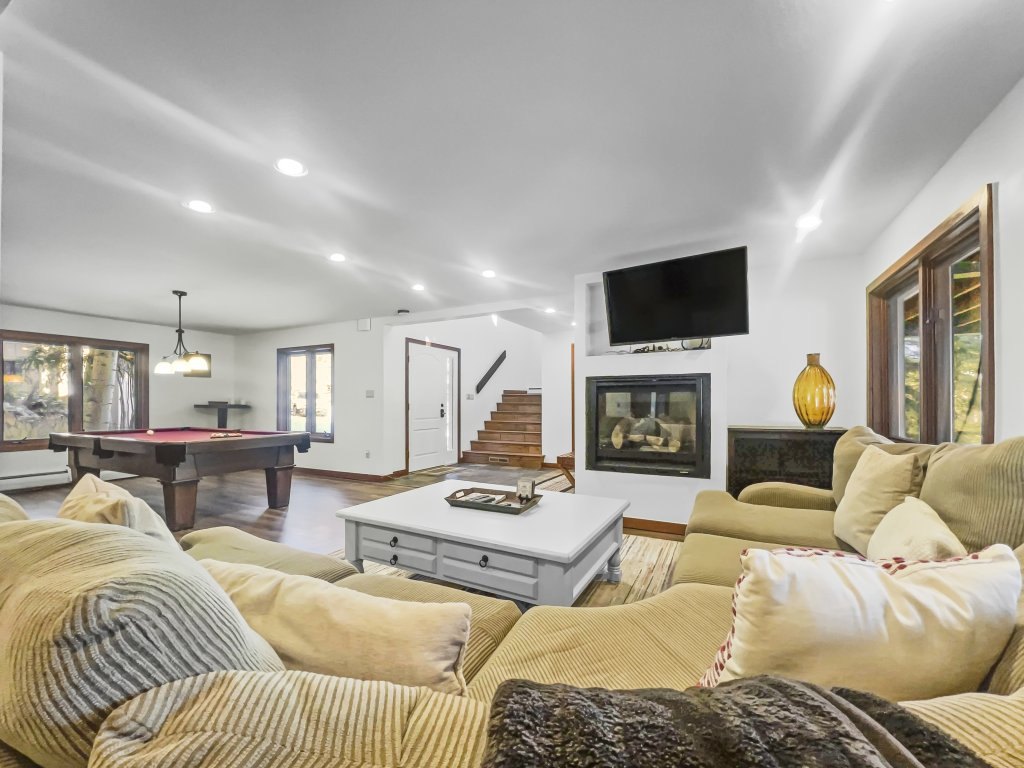 208 Tenderfoot 5Br 5Ba Vacation Rental in Dillon - RedAwning