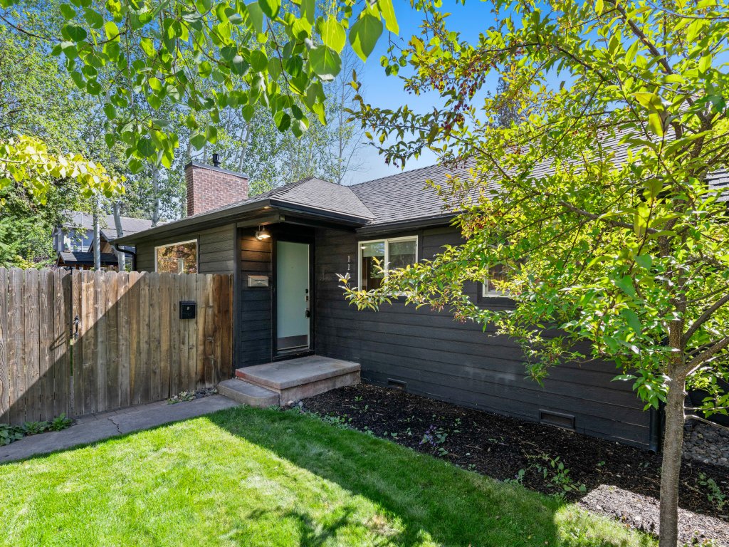 NW Nest 30 Day Minimum Vacation Rental in Bend - RedAwning