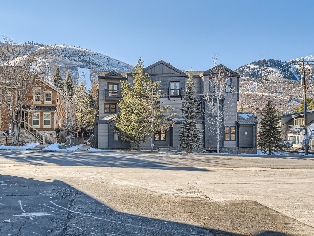 Moose Lodge walk to PCMR base hot tub retreat Vacation Rental in Park City - RedAwning