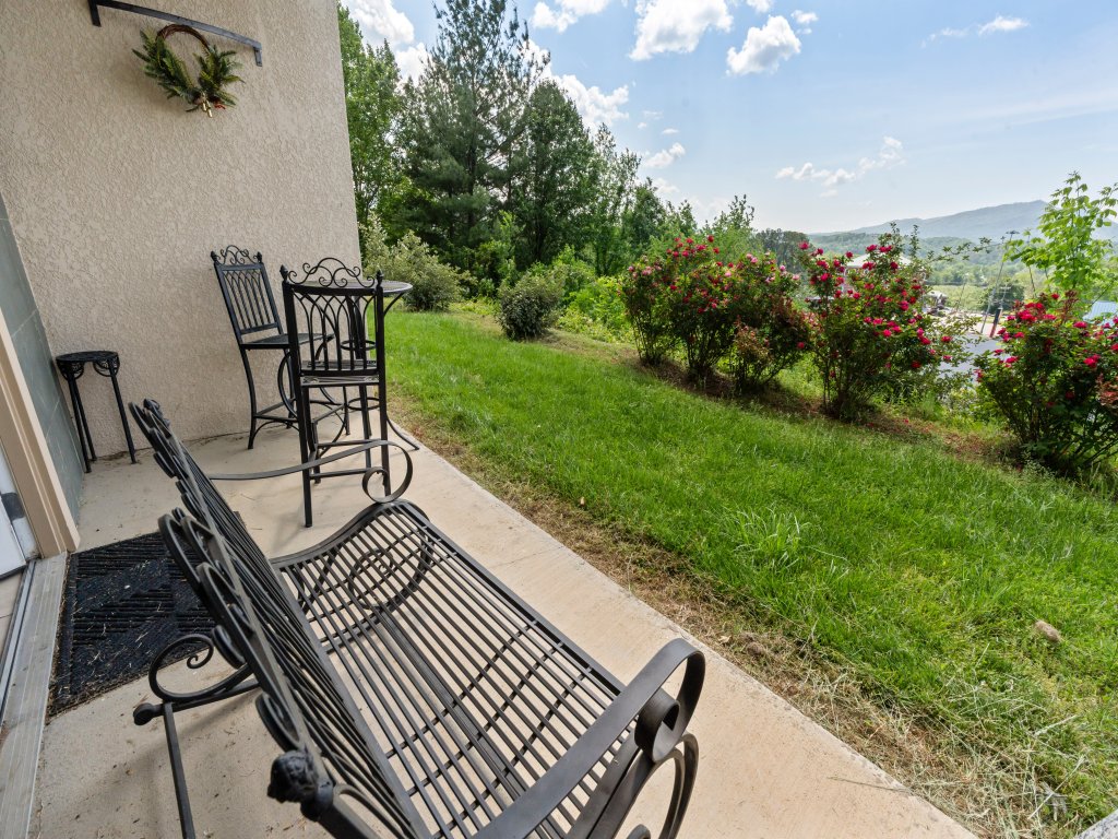 A Sleepy Bear Getaway Vacation Rental in Pigeon Forge - RedAwning