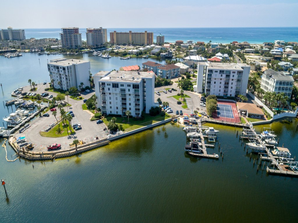 Dolphin Point 305B Vacation Rental in Destin - RedAwning