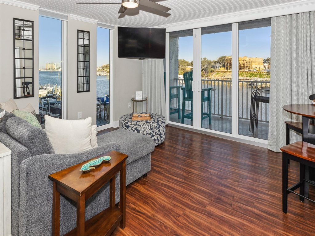 Dolphin Point 305B Vacation Rental in Destin - RedAwning