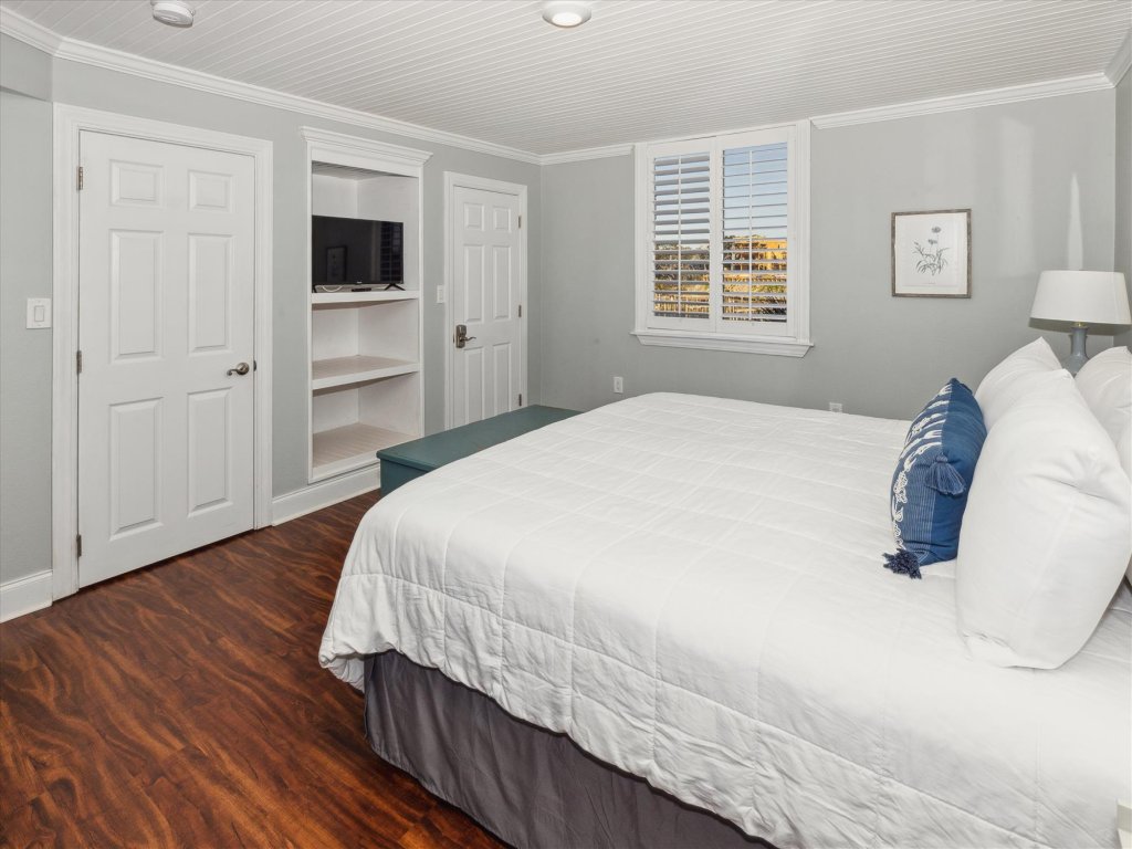 Dolphin Point 305B Vacation Rental in Destin - RedAwning