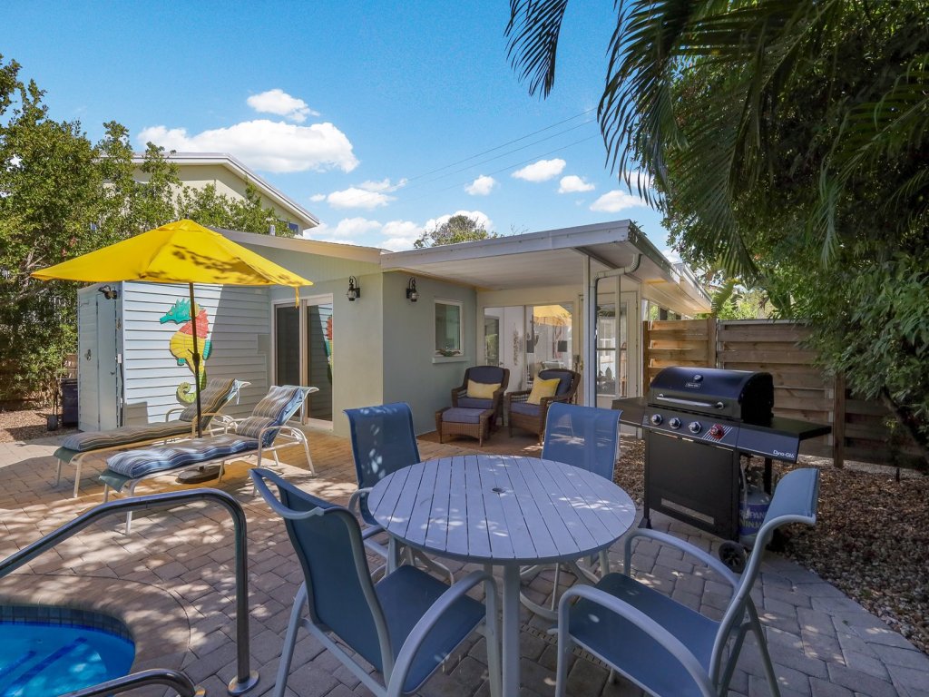 Mermaid's Treasure Vacation Rental in Anna Maria - RedAwning