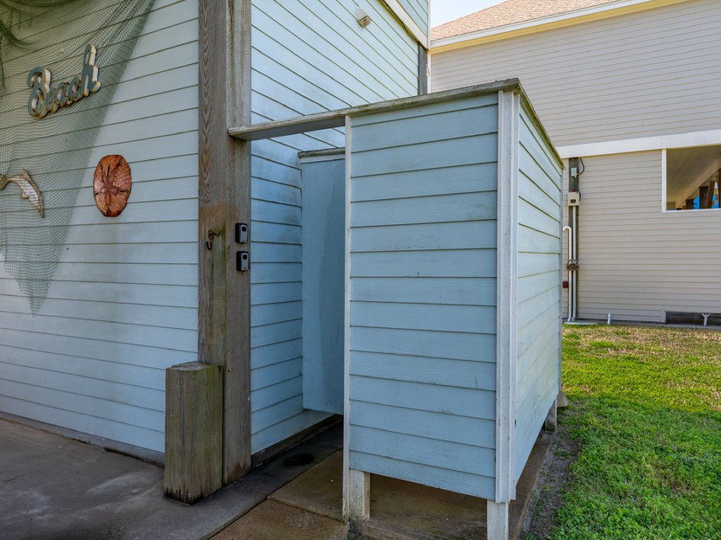 Sea Leggs Cabin Vacation Rental in Port Bolivar - RedAwning