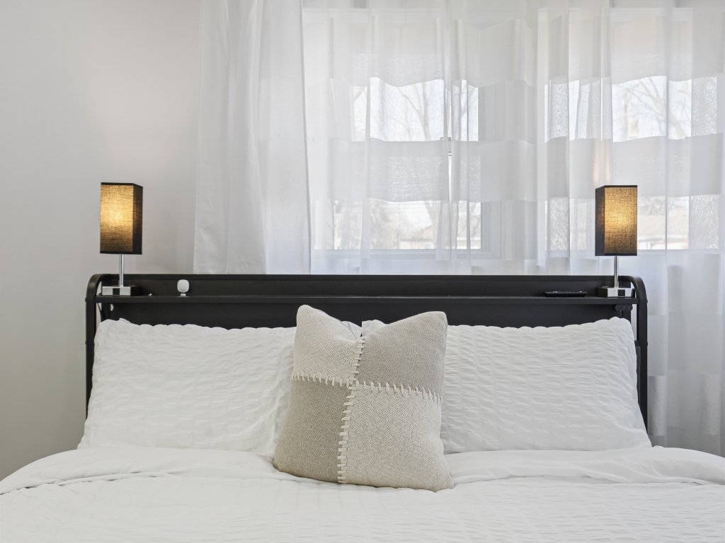Modern Home Near Rosemont Allstate Arena O'Hare Vacation Rental in Illinois - RedAwning