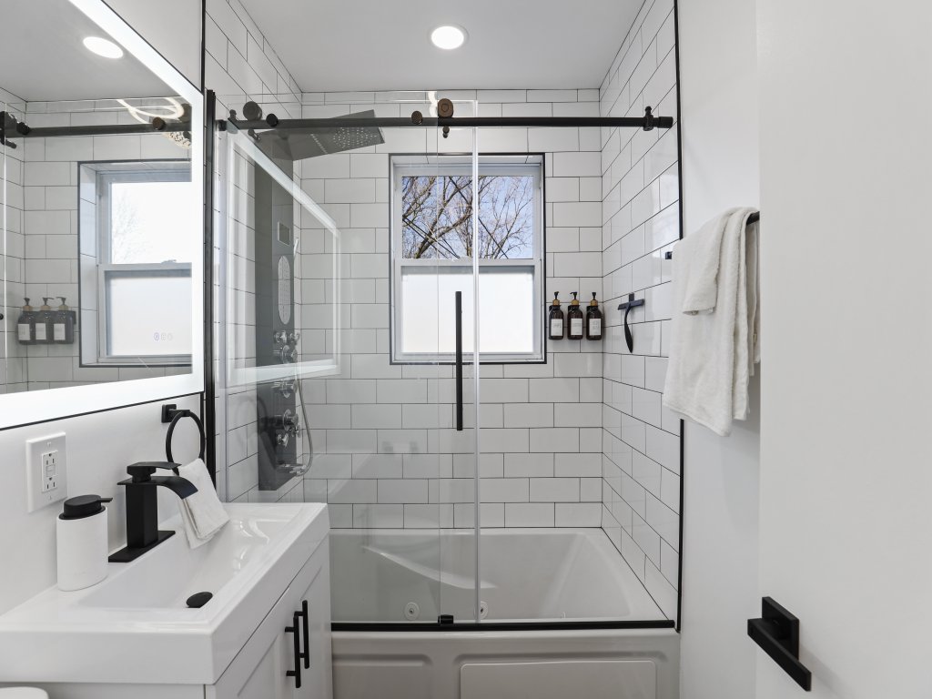 Modern Home Near Rosemont Allstate Arena O'Hare Vacation Rental in Illinois - RedAwning
