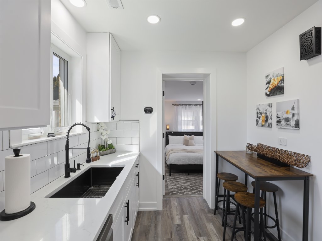 Modern Home Near Rosemont Allstate Arena O'Hare Vacation Rental in Illinois - RedAwning