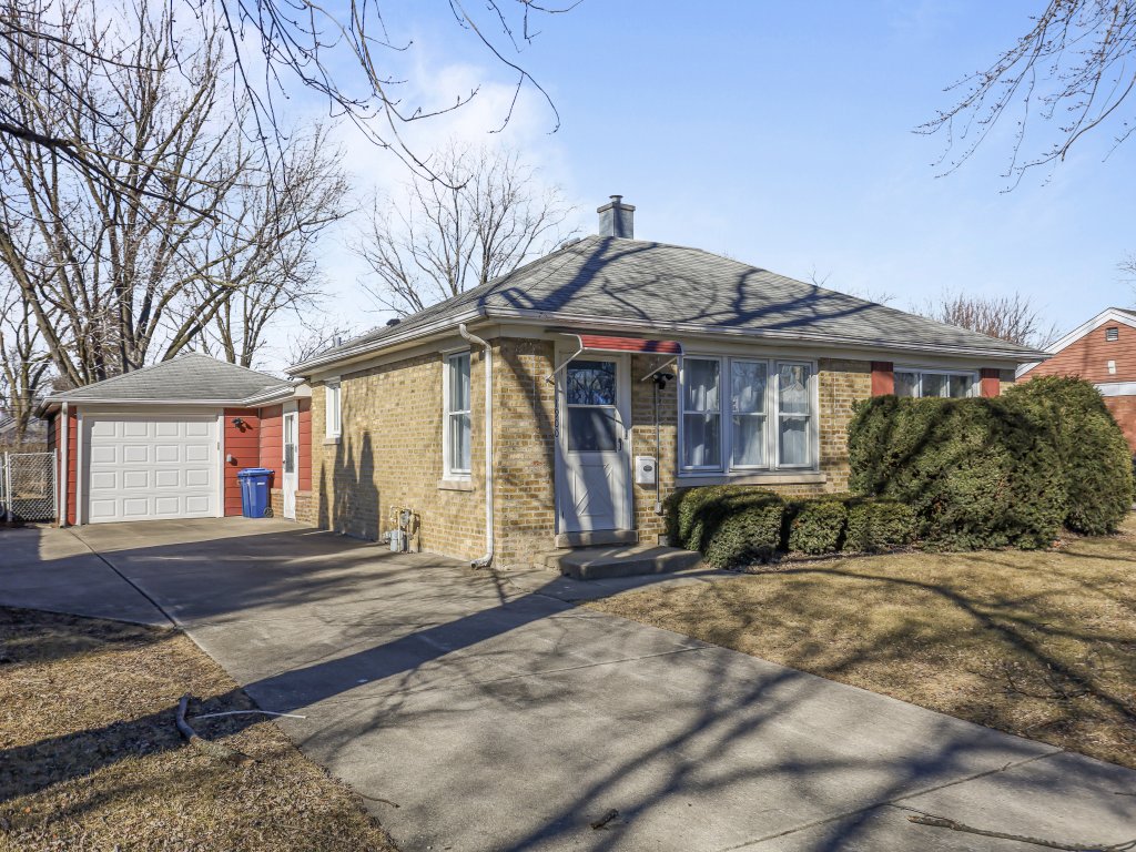 Modern Home Near Rosemont Allstate Arena O'Hare Vacation Rental in Illinois - RedAwning