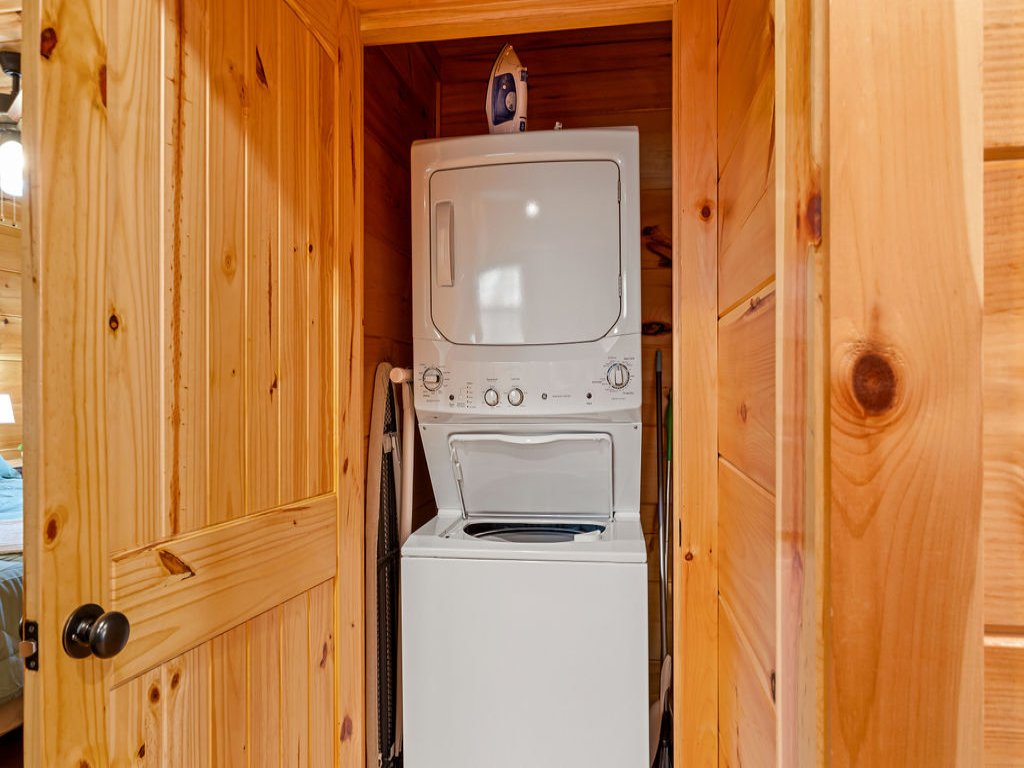 Bobcat Den Vacation Rental in Gatlinburg - RedAwning