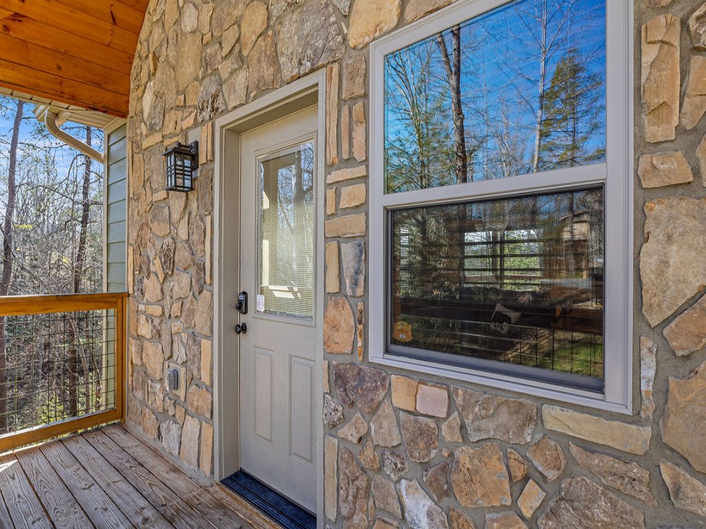 Bobcat Den Vacation Rental in Gatlinburg - RedAwning