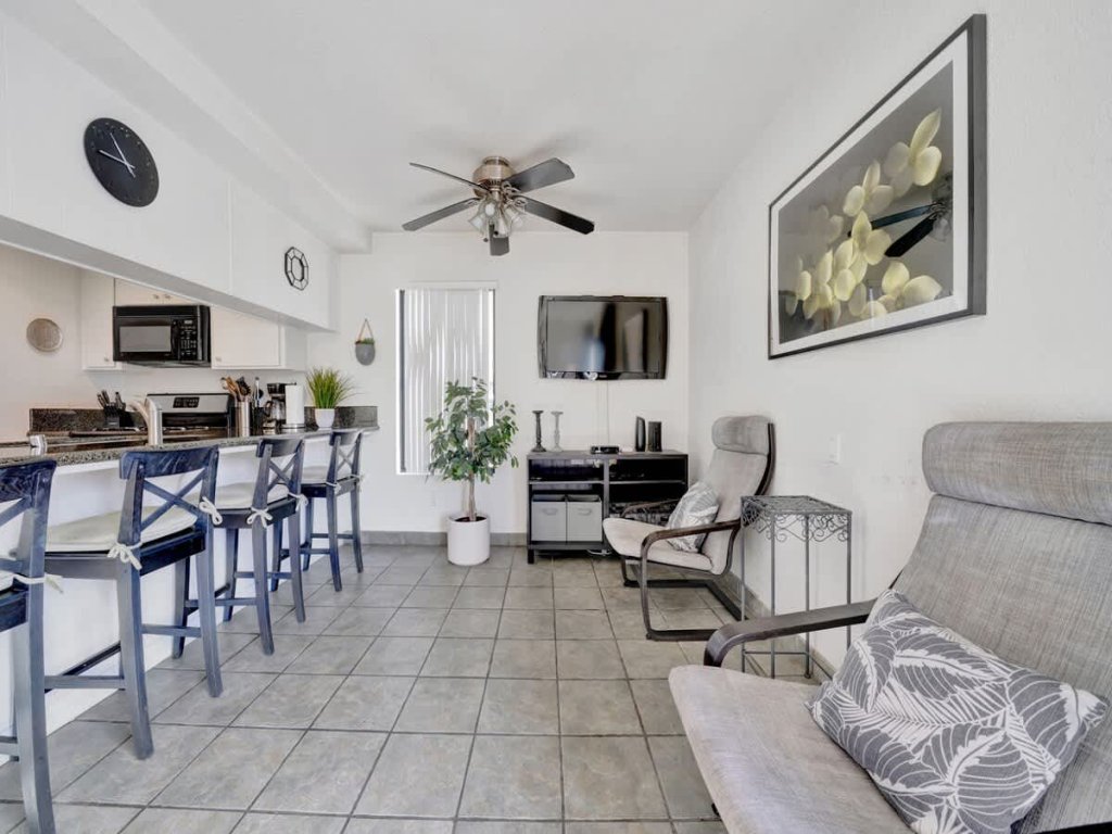 303 35th St A | Value 3bdr, 3 blocks to the Beach Vacation Rental in Newport Beach - RedAwning