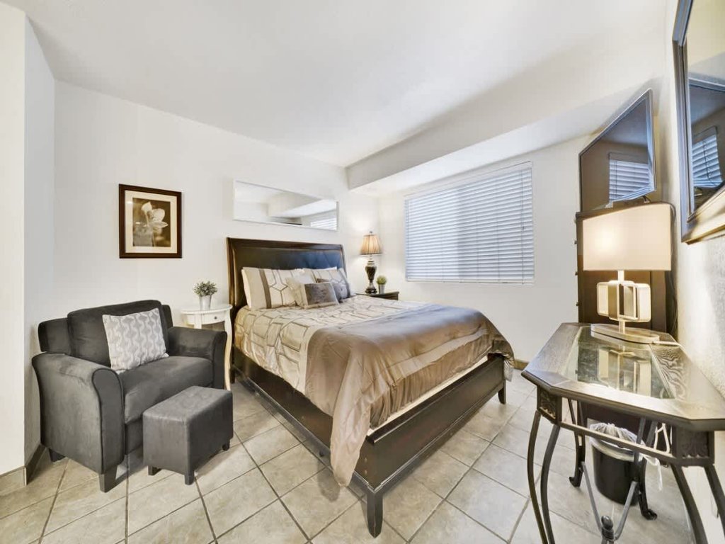 303 35th St A | Value 3bdr, 3 blocks to the Beach Vacation Rental in Newport Beach - RedAwning