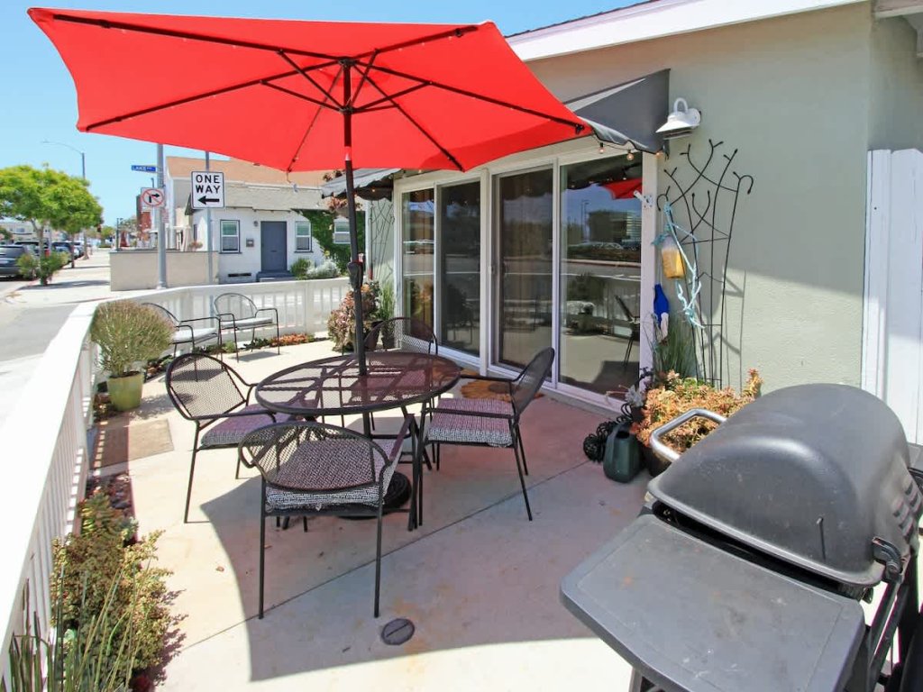 301 32nd St Unit A Vacation Rental in Newport Beach - RedAwning