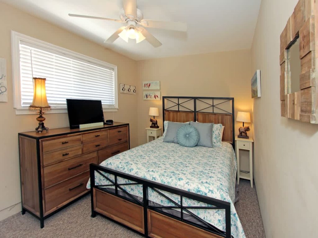 301 32nd St A | Steps to the Beach, Shops + Restaurants Vacation Rental in Newport Beach - RedAwning