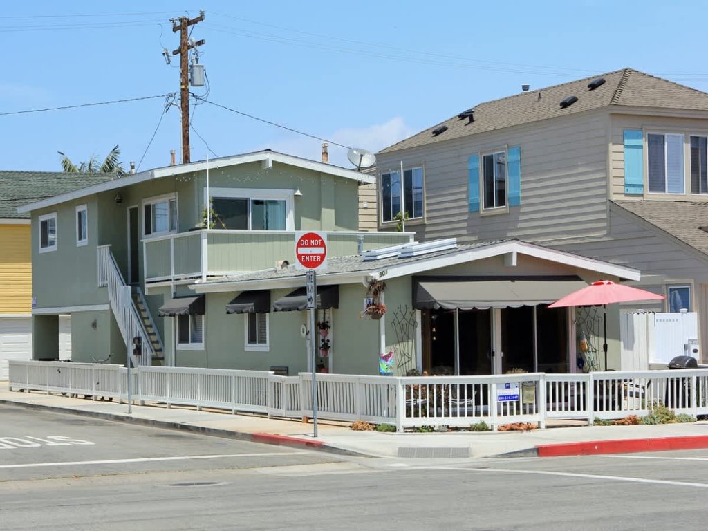 301 32nd St A | Steps to the Beach, Shops + Restaurants Vacation Rental in Newport Beach - RedAwning