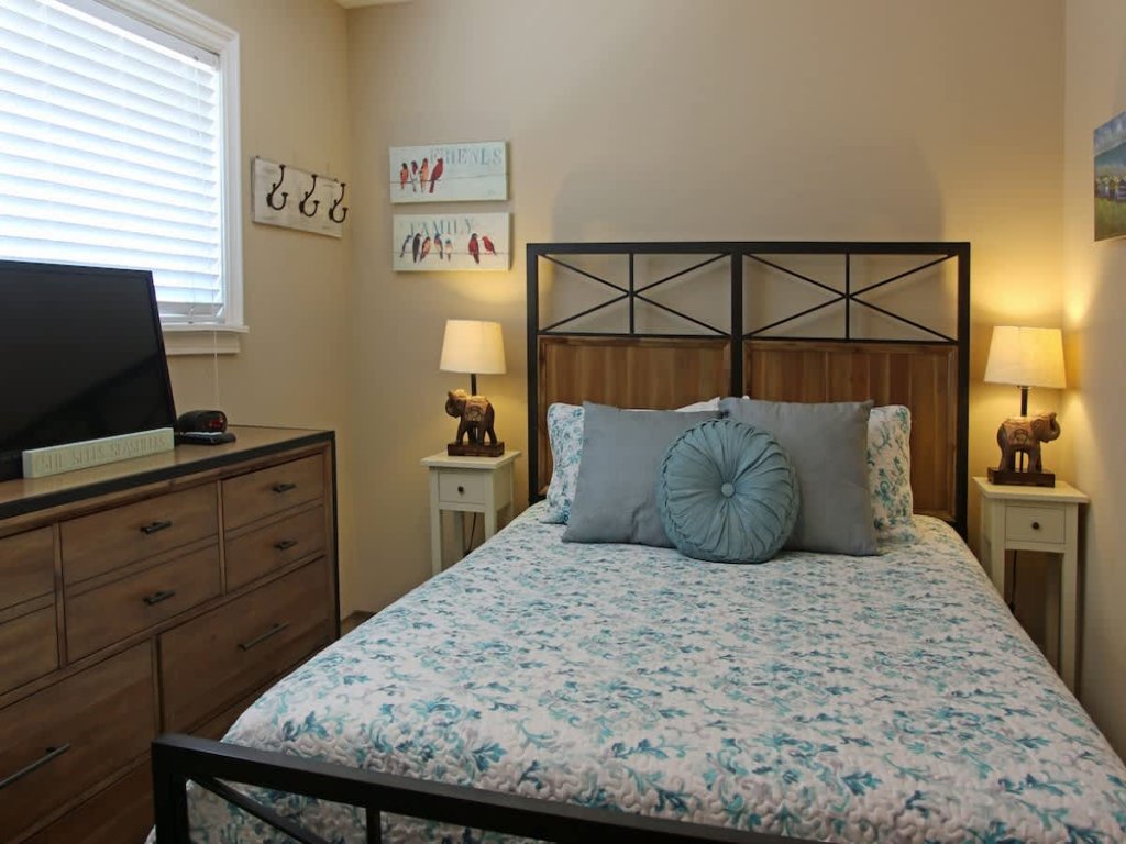 301 32nd St Unit A Vacation Rental in Newport Beach - RedAwning