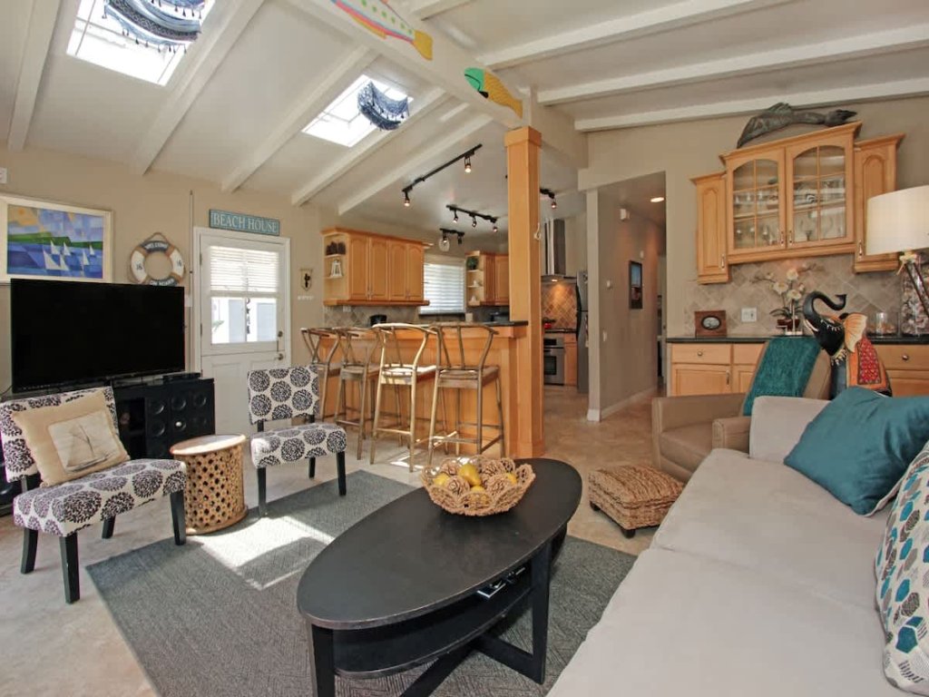 301 32nd St A | Steps to the Beach, Shops + Restaurants Vacation Rental in Newport Beach - RedAwning