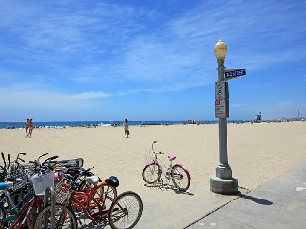 124 34th St A | Location! Walk to beach, grocery + restaurants Vacation Rental in Newport Beach - RedAwning