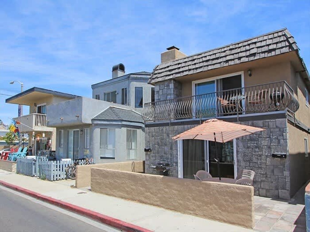 124 34th St A | Location! Walk to beach, grocery + restaurants Vacation Rental in Newport Beach - RedAwning