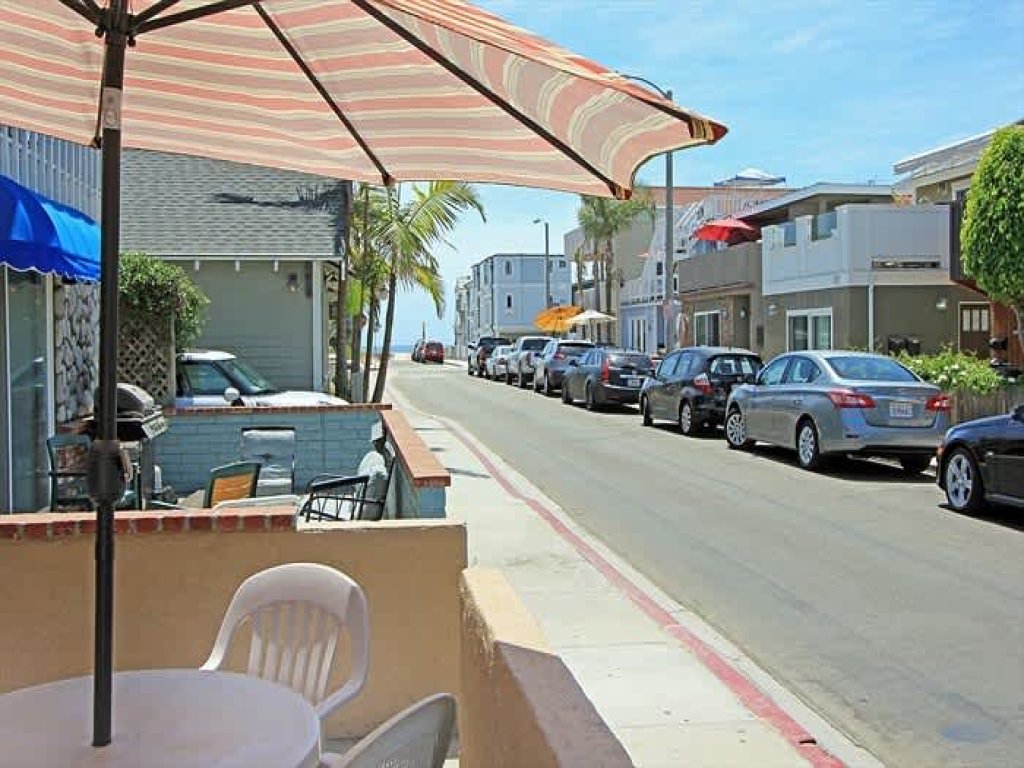 124 34th St A | Location! Walk to beach, grocery + restaurants Vacation Rental in Newport Beach - RedAwning