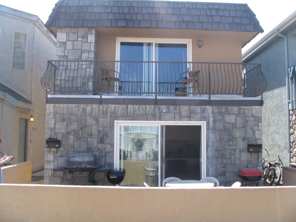 124 34th St A | Location! Walk to beach, grocery + restaurants Vacation Rental in Newport Beach - RedAwning