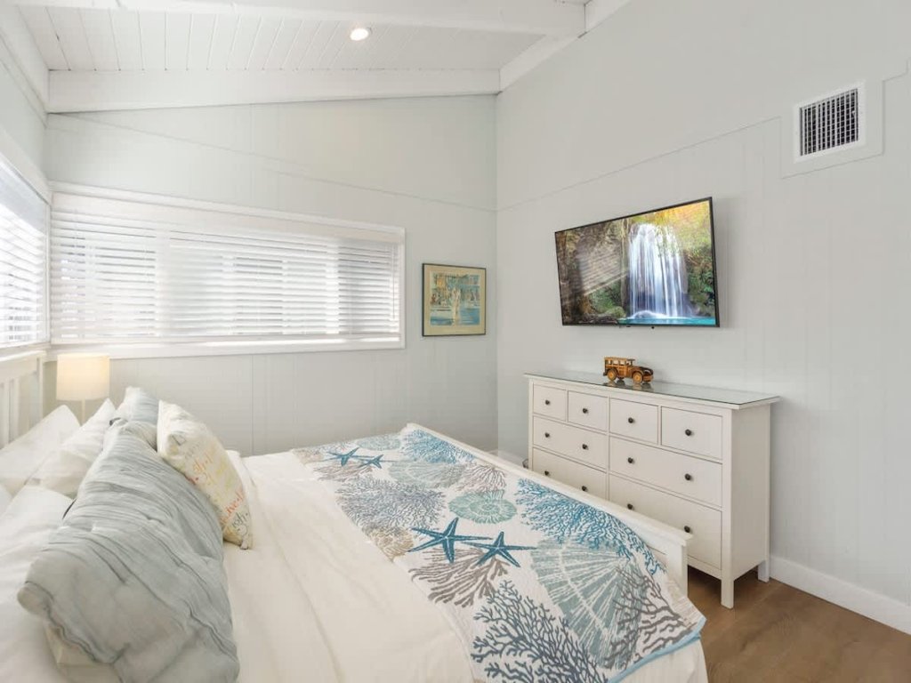 120 31st St B | Bright & Renovated Just Steps from the Beach!  Vacation Rental in Newport Beach - RedAwning