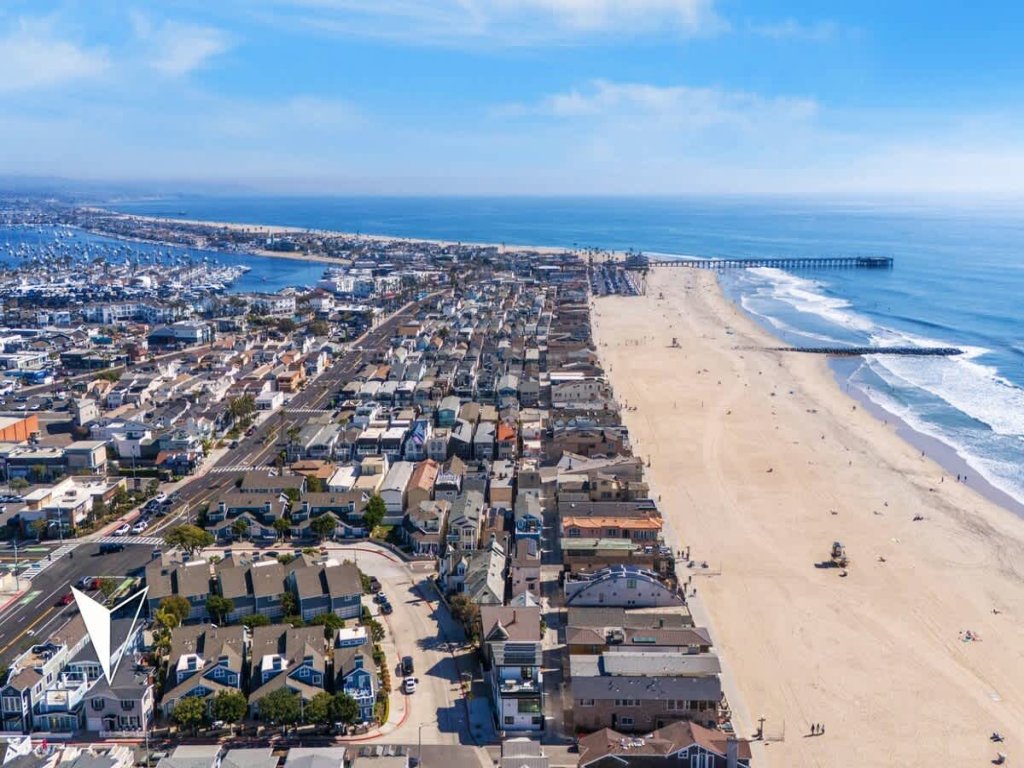122 33rd St | Adorable Beach House w/ Lots of Outdoor Space Vacation Rental in Newport Beach - RedAwning