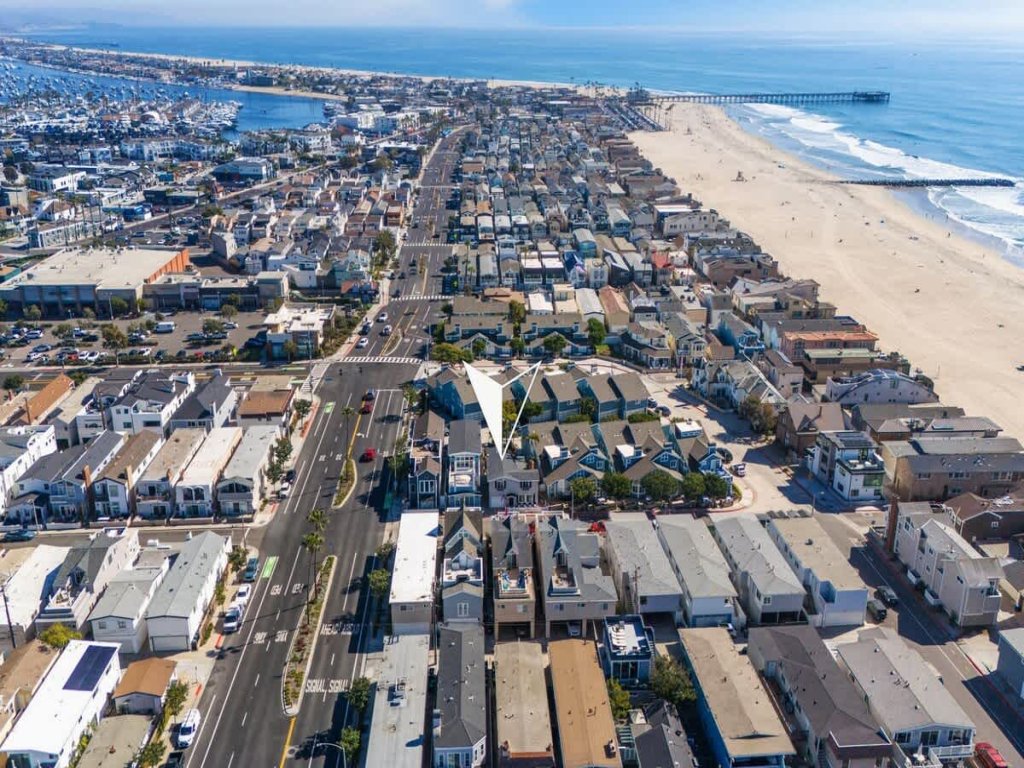 122 33rd St | Adorable Beach House w/ Lots of Outdoor Space Vacation Rental in Newport Beach - RedAwning