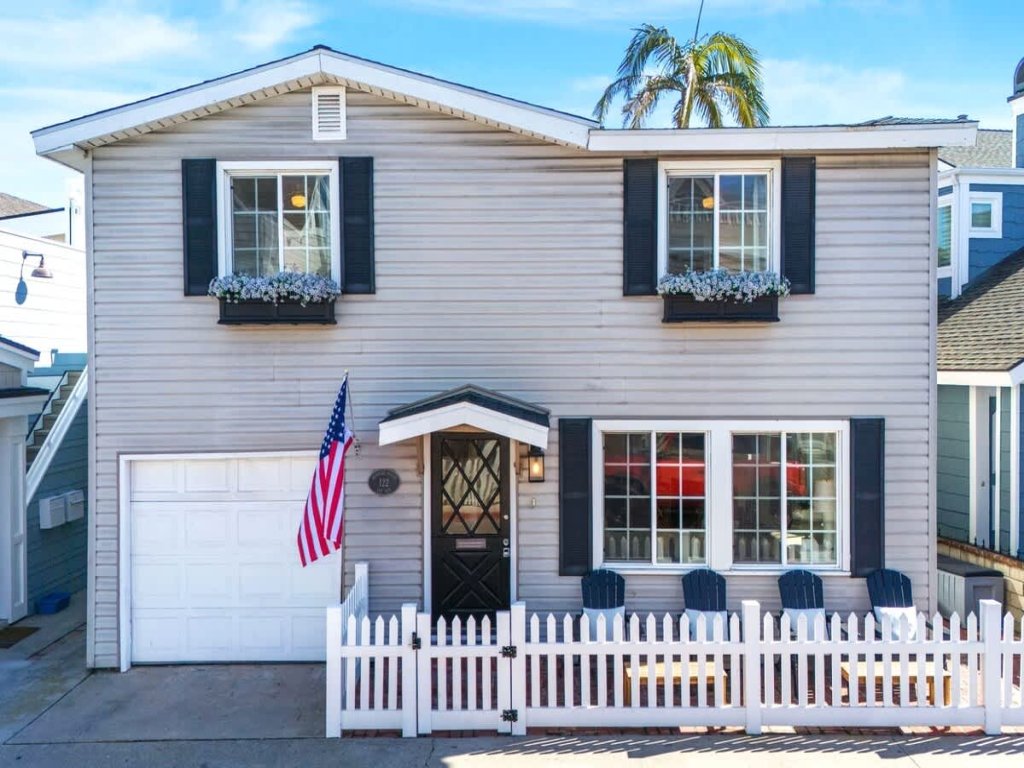 122 33rd St | Adorable Beach House w/ Lots of Outdoor Space Vacation Rental in Newport Beach - RedAwning