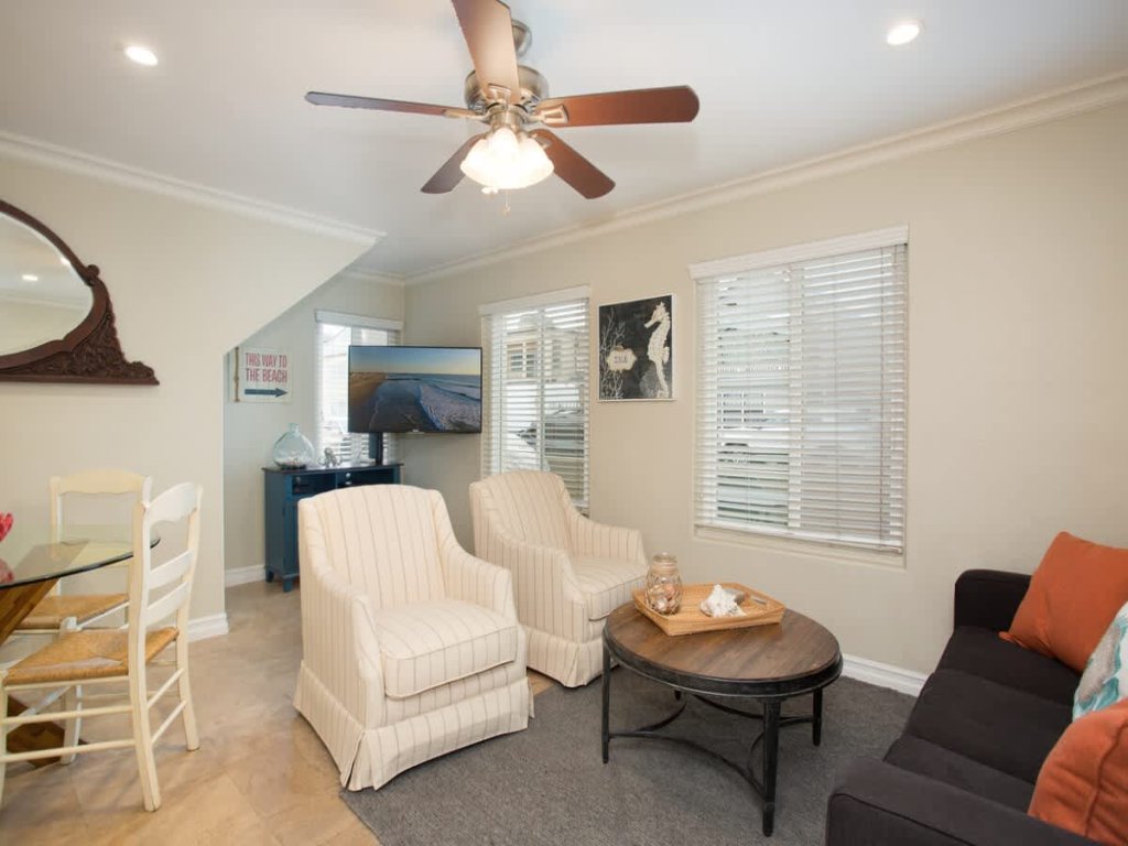114 31st A | Rare 1 bdr On Peninsula 3 Houses To Sand Vacation Rental in Newport Beach - RedAwning