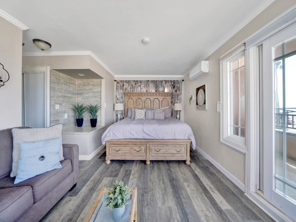 2314 W Oceanfront A&B | Beachfront 2Bdr + Studio Close to Newport Pier: Vacation Rental in Newport Beach - RedAwning