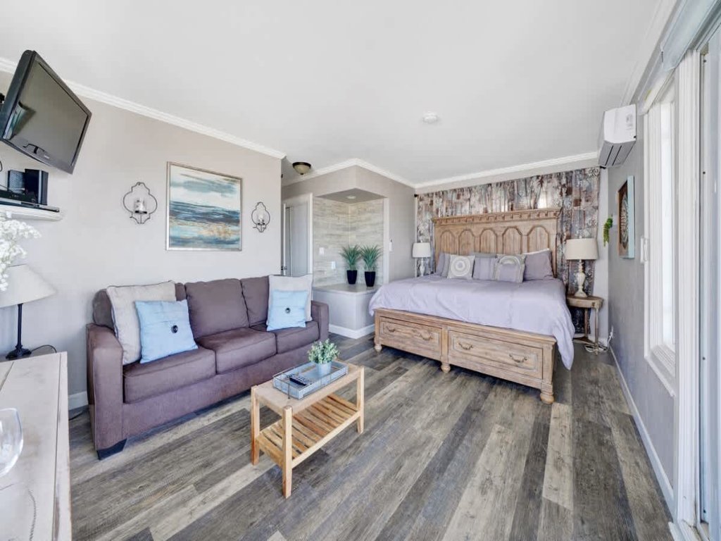 2314 W Oceanfront A&B | Beachfront 2Bdr + Studio Close to Newport Pier: Vacation Rental in Newport Beach - RedAwning