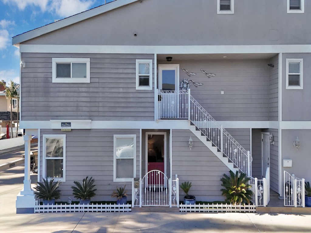 223 34th St A | Beautiful beach house, 2 blocks to the sand Vacation Rental in Newport Beach - RedAwning