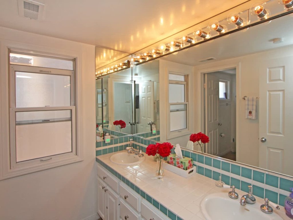 1023 E Balboa B | Beachfront w/ Balboa Pier View Vacation Rental in Newport Beach - RedAwning